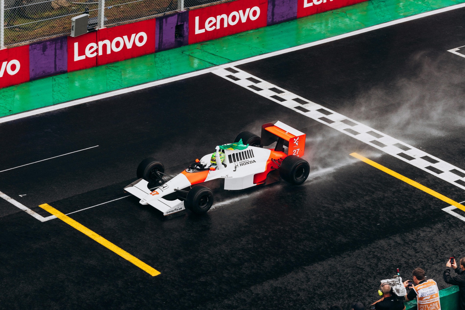 Hamilton Says No Wife, No Kids, No Distractions Is the Key to Winning F1 at 40