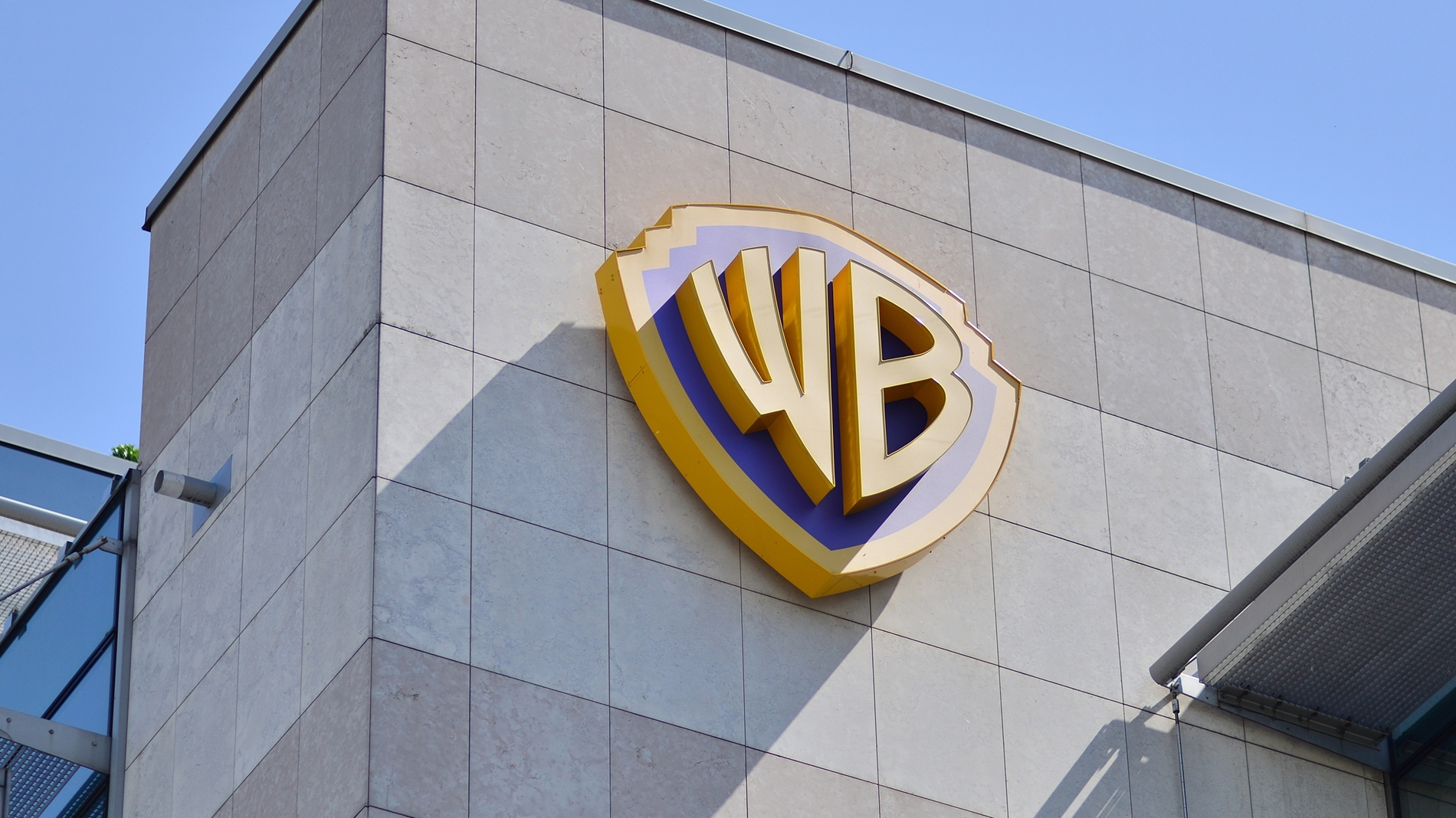 Warner Bros. Discovery Considers Selling Entire Company, Investors React with 10% Stock Surge